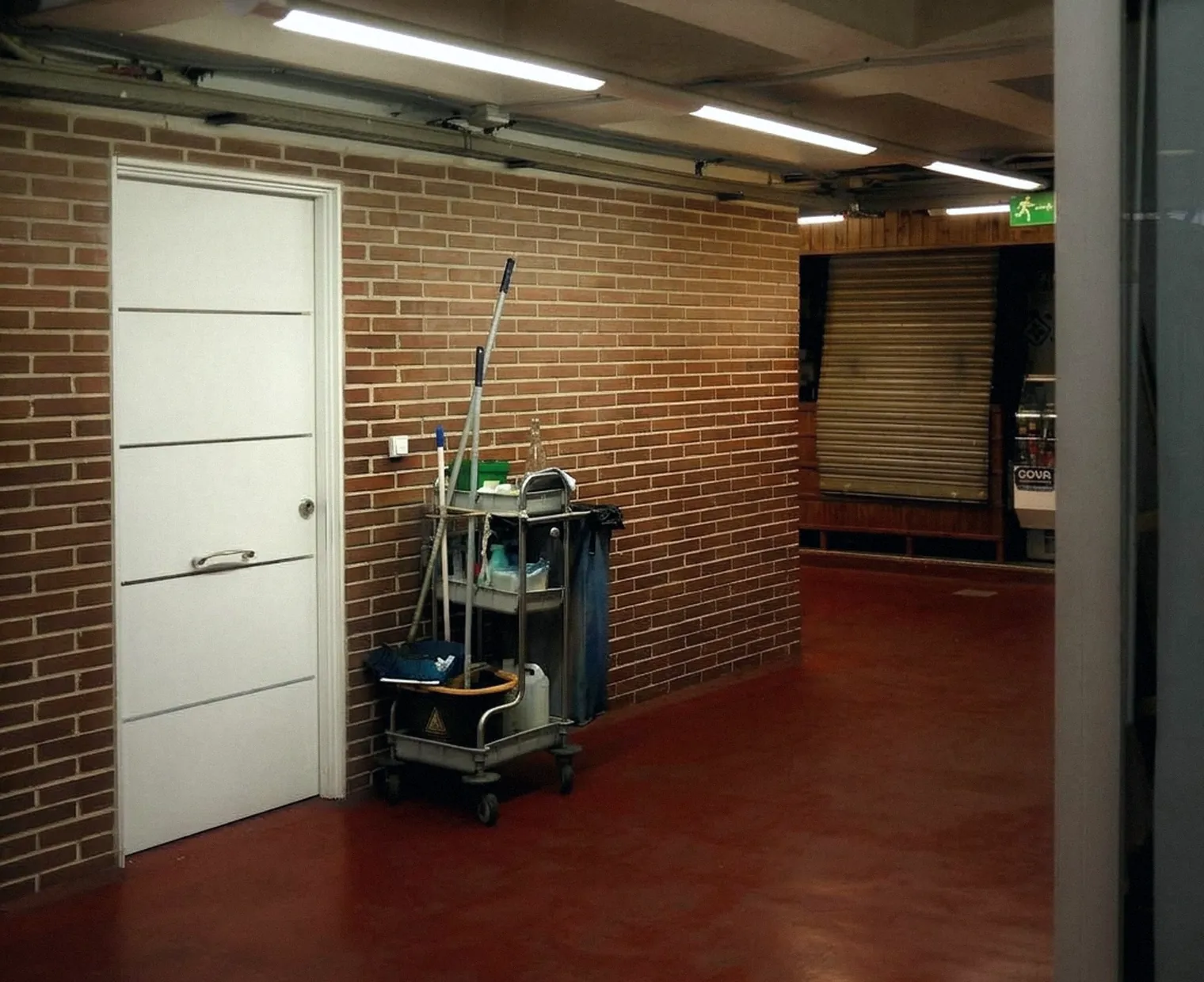 Chariot de ménage dans le couloir de locaux professionnels