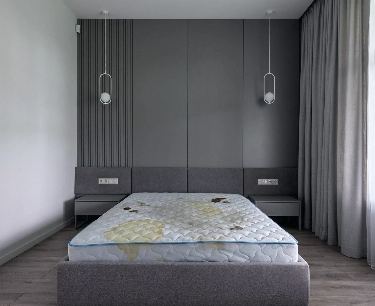 Le même matelas avant nettoyage, taché